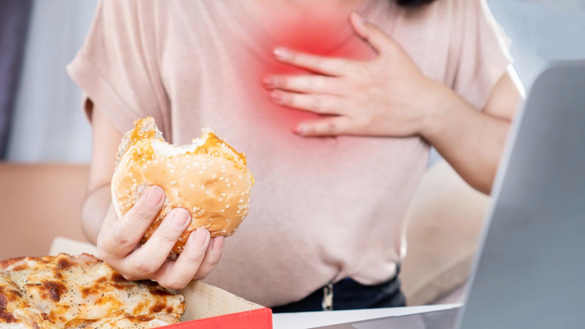 Đau, tức ngực là một trong những dấu hiệu nhận biết