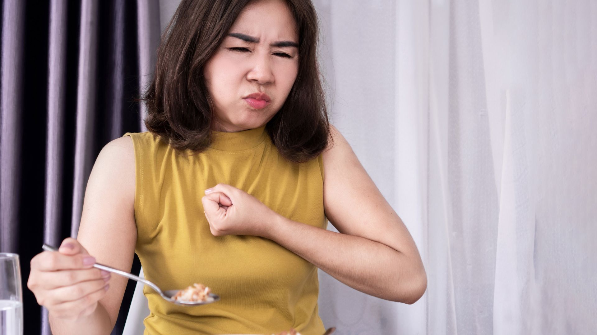 Triệu chứng phổ biến nhất của ung thư thực quản là khó nuốt