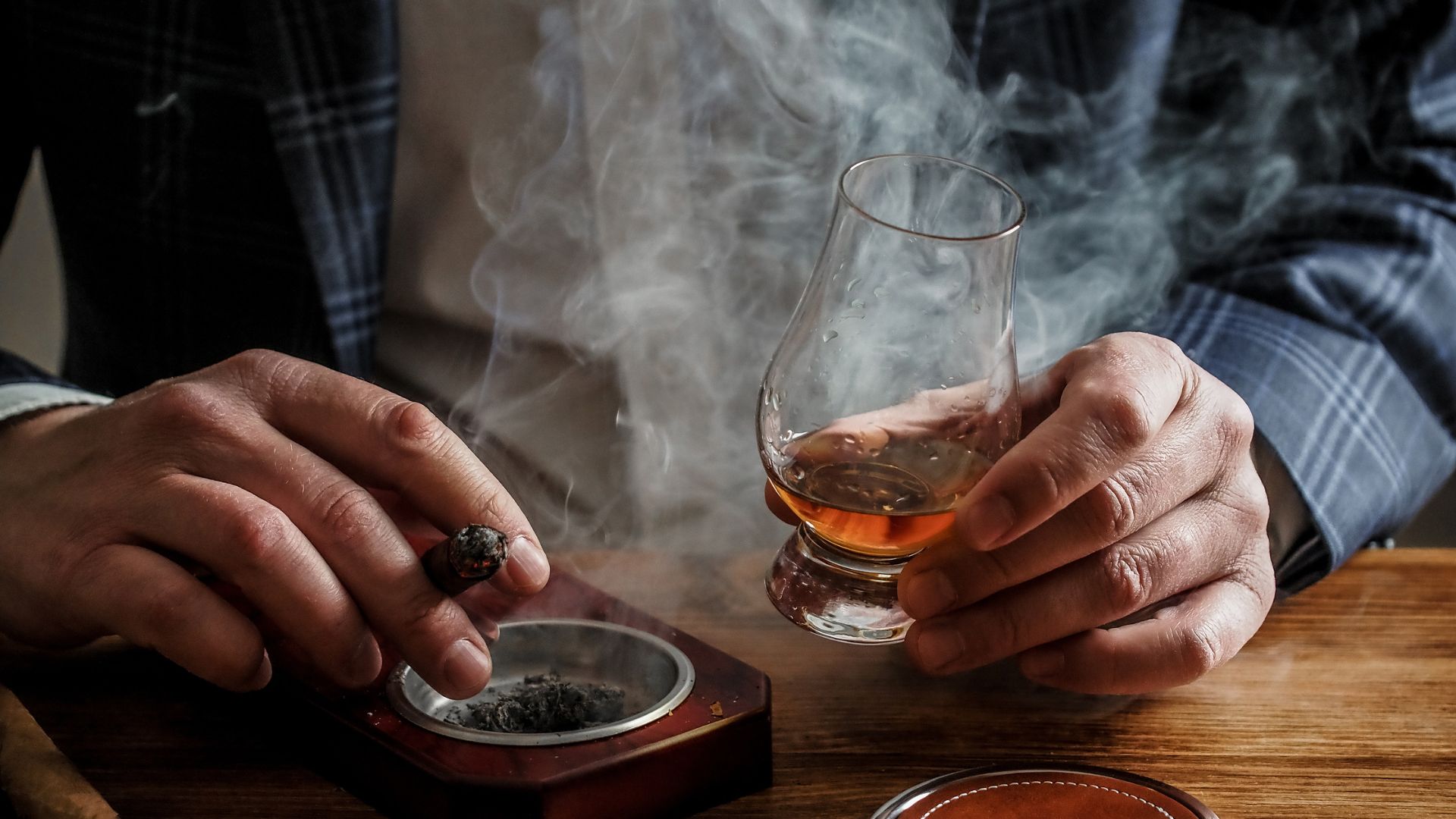 Hút thuốc lá và uống rượu bia là hai yếu tố nguy cơ hàng đầu, vì chúng gây tổn thương niêm mạc thực quản