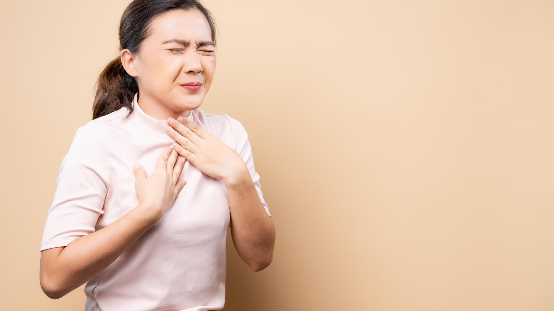 Tại giai đoạn III xuất hiện các triệu chứng rõ rệt như đau vùng cổ, khó nuốt, khó thở