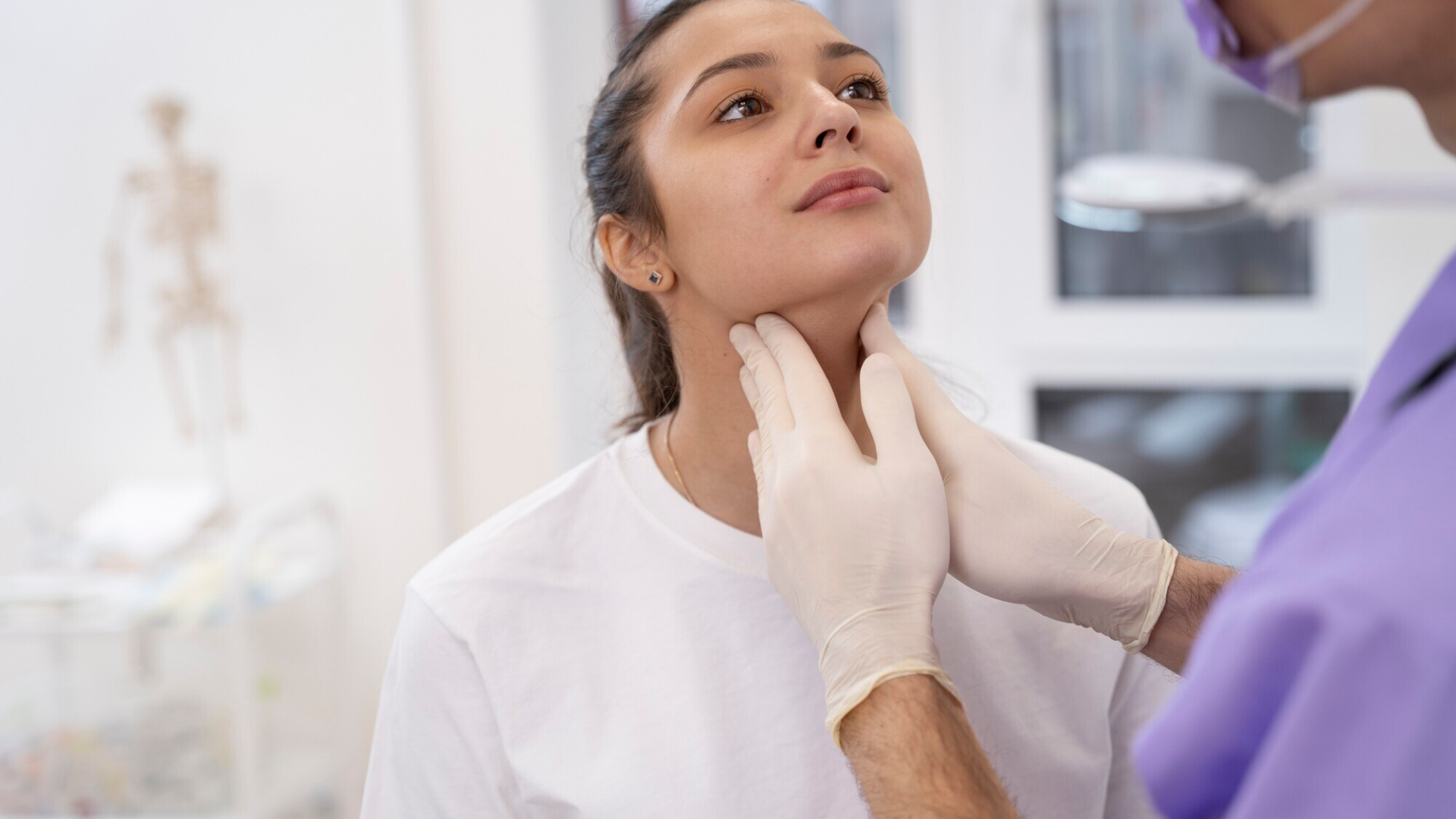 Người trẻ, đặc biệt là phụ nữ dưới 55 tuổi, thường có tiên lượng tốt hơn