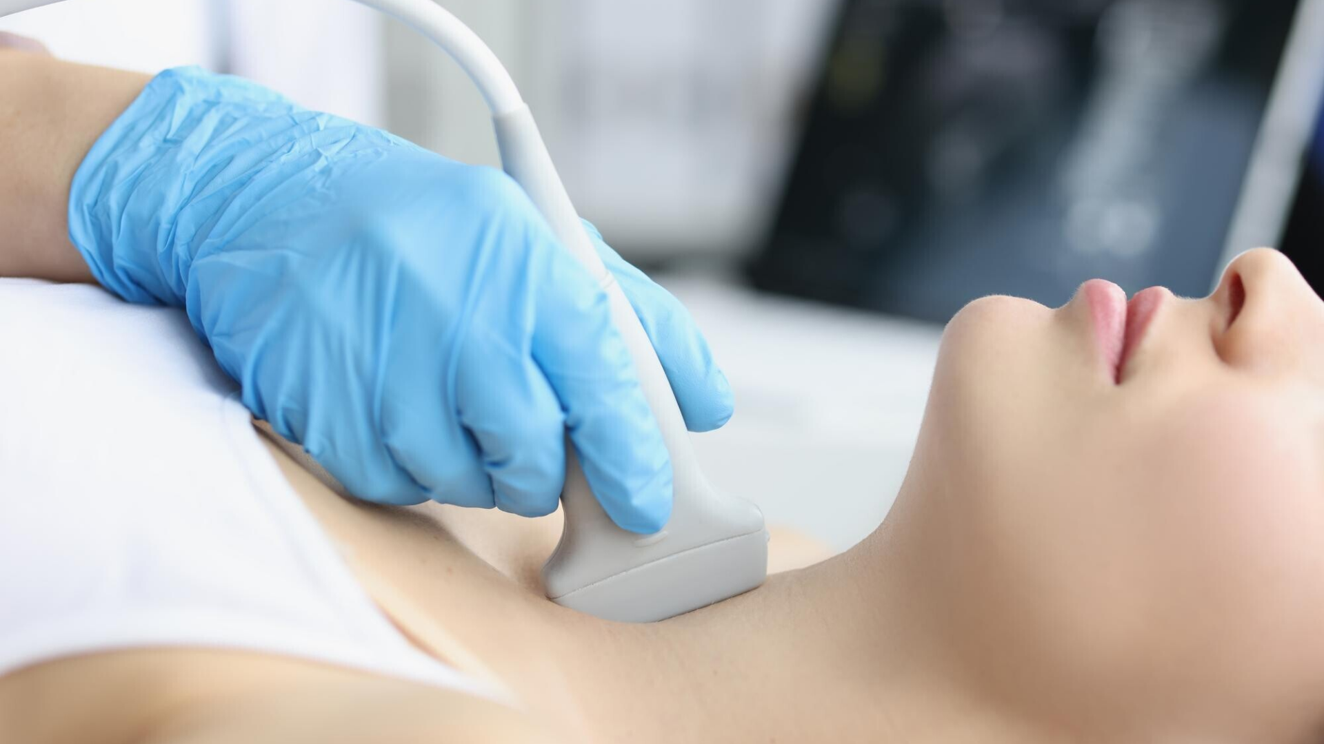 Siêu âm vùng cổ giúp kiểm tra mô giáp còn sót hoặc hạch bạch huyết bất thường