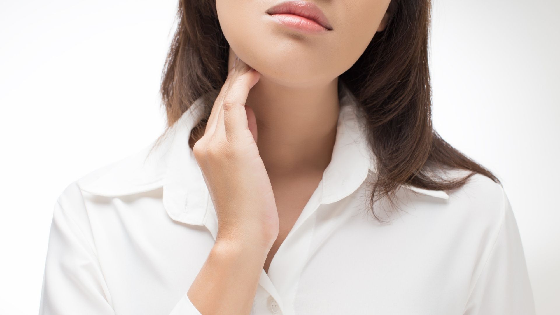 Sờ thấy khối mới xuất hiện ở vùng cổ trước có thể là dấu hiệu ung thư tuyến giáp