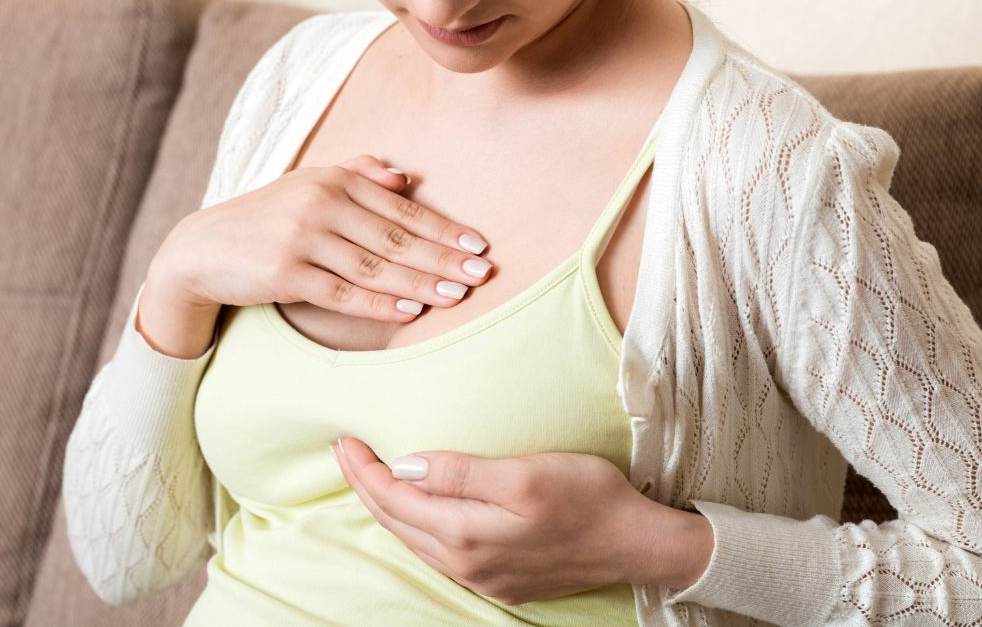 Khối sưng bất thường ở vú hoặc nách có thể là biểu hiện nghi ngờ ung thư vú, cần đi khám ngay