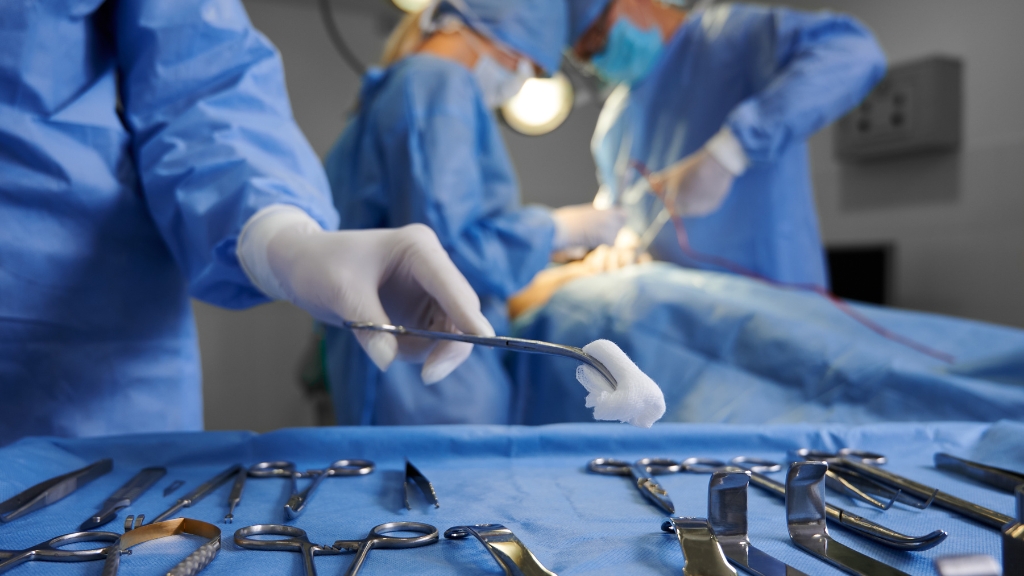 Phẫu thuật cắt tuyến vú là phương pháp điều trị chính, thường loại bỏ toàn bộ mô vú