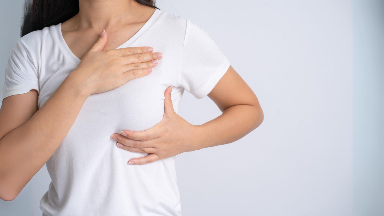 Tự khám vú là phương pháp đơn giản nên thực hiện đều đặn mỗi tháng một lần để phát hiện sớm các bất thường ở vú