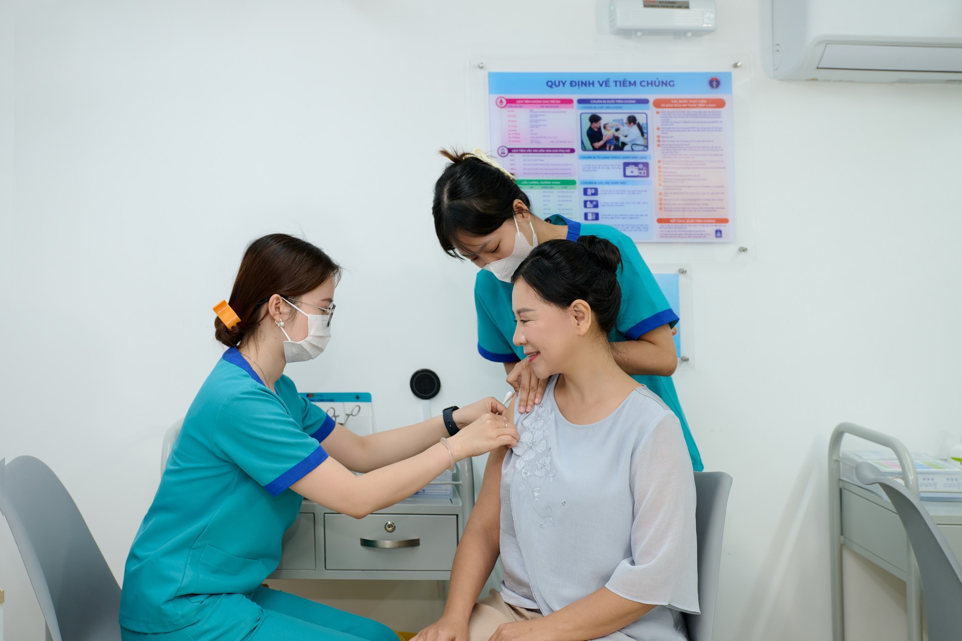 Long Châu tiêm miễn phí hơn 2.000 liều vắc xin uốn ván cho người dân Miền Trung chịu ảnh hưởng bão lũ