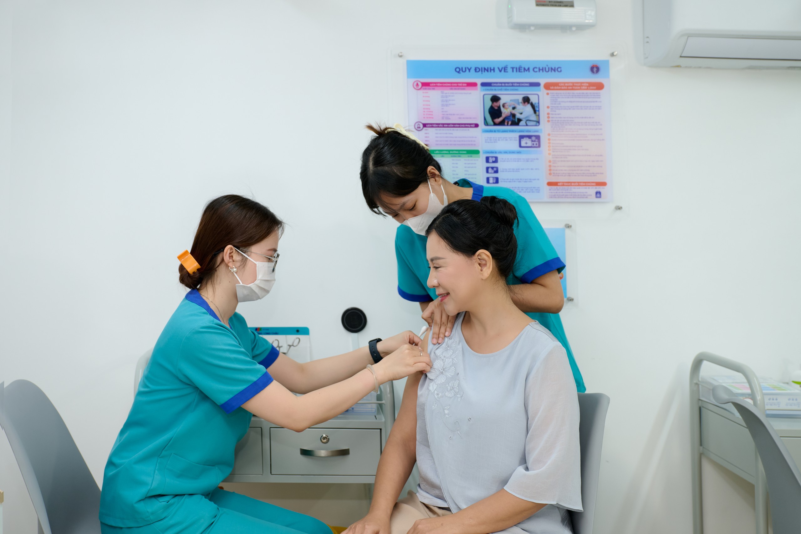 Long Châu tiêm miễn phí hơn 2.000 liều vắc xin uốn ván cho người dân Miền Trung chịu ảnh hưởng bão lũ