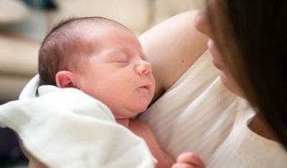Trẻ sơ sinh ọc sữa nhiều lần trong ngày có đáng lo ngại không?
