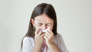 Trẻ bị viêm tiểu phế quản có nên tắm không? Những điều cần lưu ý