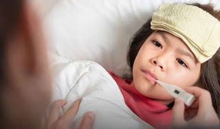 Trẻ sốt nên nằm quạt hay máy lạnh? Lợi ích và rủi ro có thể xảy ra