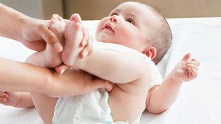 Nguyên nhân trẻ đi ngoài ra nước màu vàng và cách xử lý