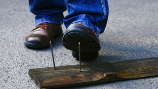 Trẻ giẫm phải đinh phải làm gì? Khi nào cần đưa trẻ đến bệnh viện?