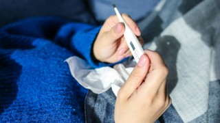 Sốt HIV bao nhiêu độ? Những việc cần làm nếu sốt HIV dai dẳng