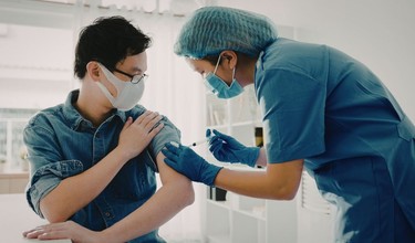 Vì sao phải tiêm vắc xin đủ liều và đúng lịch? Vai trò của vắc xin