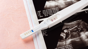 Quan hệ ra máu trước ngày kinh có thai không và khi nào cần đi khám?