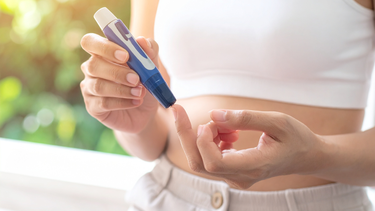 Cách hạ đường huyết khẩn cấp và dấu hiệu nhận biết đường huyết tăng