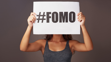 FOMO là gì? Hiểu rõ hội chứng sợ bị bỏ lỡ và cách kiểm soát hiệu quả