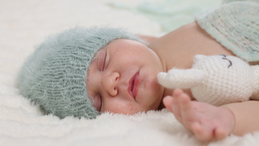 Nên cho trẻ sơ sinh nằm nghiêng hay ngửa? Lợi ích tư thế nằm nghiêng