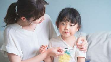 Cách đo thân nhiệt và chăm sóc trẻ sơ sinh bị sốt tại nhà