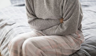 Chậm kinh ra máu nâu đau bụng dưới do nguyên nhân gì gây nên?