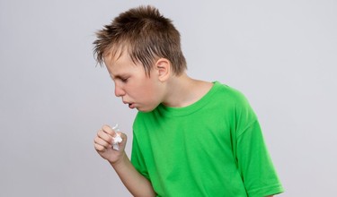 Trẻ bị viêm phế quản uống kháng sinh không khỏi do nguyên nhân gì?