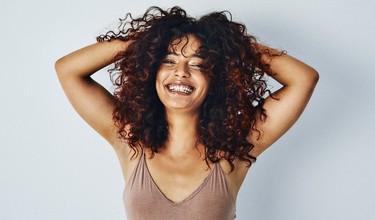 Tóc xoăn là gen trội hay lặn? Giải đáp chi tiết từ di truyền học