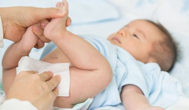 Trẻ 2 tháng tuổi đi ngoài màu xanh rêu do nguyên nhân gì?