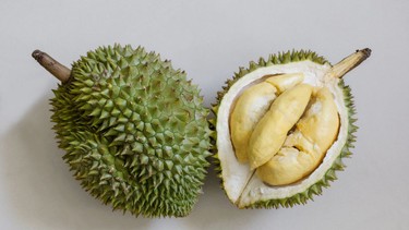 Ăn sầu riêng uống trà sữa có sao không? Những ai nên hạn chế ăn sầu riêng uống trà sữa?