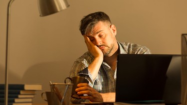 Vì sao ăn xong buồn ngủ? Cơ chế sinh học và cách khắc phục