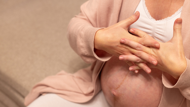 Bà bầu bị tê tay có phải thiếu canxi? Nguyên nhân khác khiến bà bầu bị tê tay trong thai kỳ