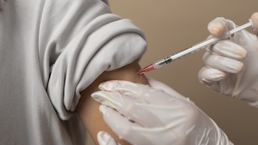 Bà bầu tiêm uốn ván bị nhức tay có sao không? Cách giảm đau