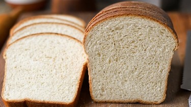 Bánh mì gối bao nhiêu calo? Bí quyết ăn đúng cách không lo tăng cân