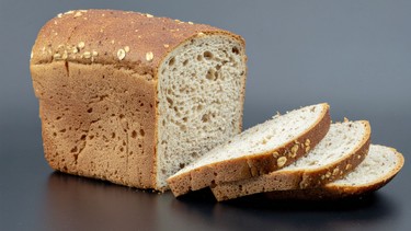 Bánh mì nguyên cám bao nhiêu calo? Ăn thế nào để không tăng cân?