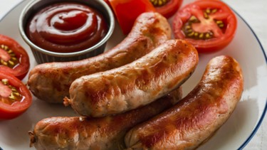 Bầu ăn xúc xích được không? Lợi ích, rủi ro và cách ăn an toàn