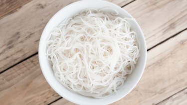 Bé 1 tuổi ăn bún được không và nguy cơ khi bé ăn không đúng cách?