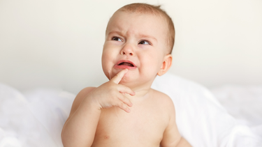 Bé bị viêm loét miệng họng, sốt cao: Nguyên nhân, dấu hiệu và cách chăm sóc an toàn?