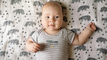 Bé biết lật sớm có tốt không? Cách hỗ trợ bé tập lật hiệu quả 