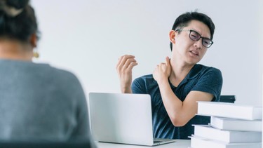 Căng cơ là gì? Nguyên nhân, triệu chứng và cách điều trị