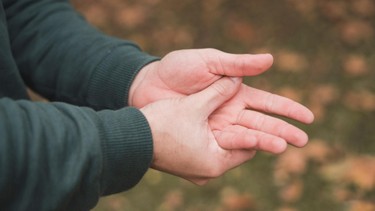 Tê bì chân tay là bệnh gì? Nguyên nhân, triệu chứng và cách điều trị