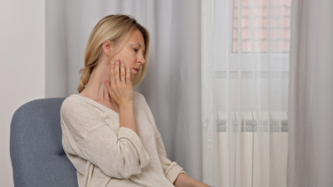 Bị đau quai hàm gần tai bên trái: Khi nào cần đi khám bác sĩ?