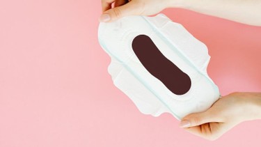 Bị rong kinh máu đen có sao không? Nguyên nhân do đâu?