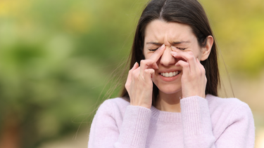 Bị viêm mũi dị ứng ngứa mắt phải làm sao?
