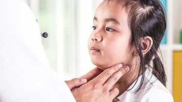 Bướu cổ ở trẻ em: Dấu hiệu, nguyên nhân, chẩn đoán, điều trị và cách phòng ngừa 
