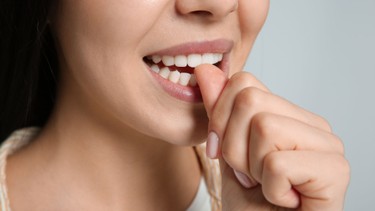 Cách bỏ cắn móng tay: Giúp bạn từ bỏ thói quen xấu đối với sức khỏe