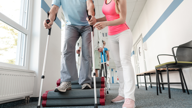 Cách chăm sóc người bị thoái hóa khớp háng​ mau khỏe
