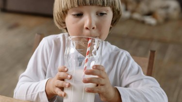 Cách giúp bé thích uống sữa hiệu quả và dễ duy trì mỗi ngày