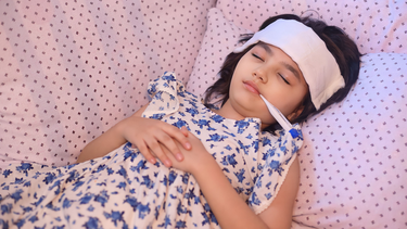 Cách hạ sốt cho trẻ bị viêm amidan​ ba mẹ cần biết