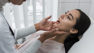 Cắt amidan có phải nằm viện không? Thời gian theo dõi sau mổ