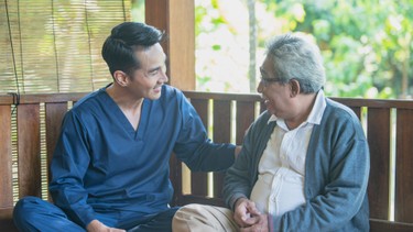 Chăm sóc giảm nhẹ là gì? Hướng dẫn toàn diện cho người bệnh và gia đình